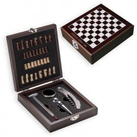 Caja de madera de ajedrez y el vino con el grabado