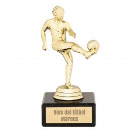 Estatua de fútbol con el grabado